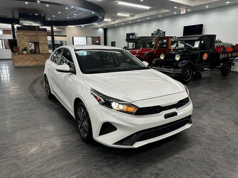 Used 2024 Kia Forte LXS image 3