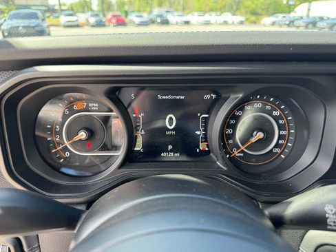 Used 2025 Jeep Wrangler Unlimited Rubicon w/ Convenience Group AWD/4WD image 22