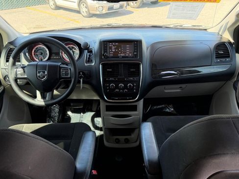Used 2018 Dodge Grand Caravan SE w/ UConnect Hands-Free Group image 23