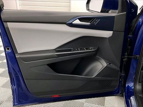 Used 2023 Volkswagen Taos SE w/ Panoramic Sunroof Package image 18