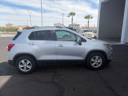 Used 2017 Chevrolet Trax LT w/ LT Convenience Package FWD image 6