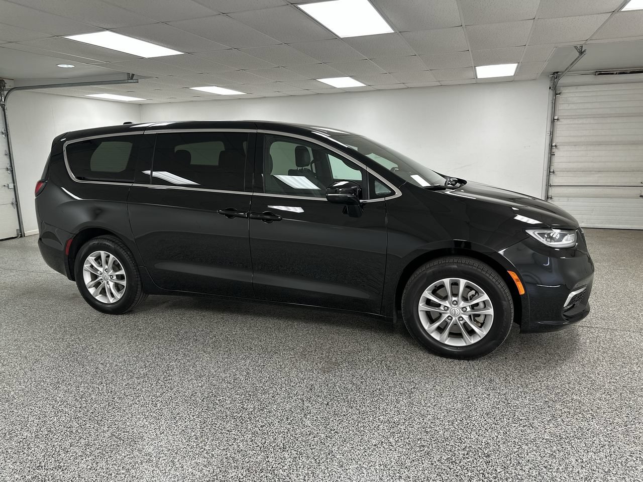 Used 2026 Chrysler Pacifica Select AWD/4WD image 2