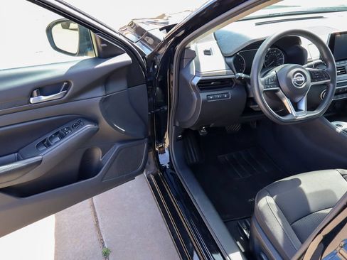 Used 2024 Nissan Altima 2.5 SV FWD image 13