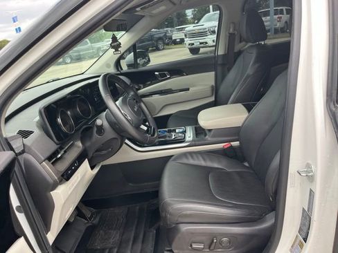 Used 2024 Kia Carnival EX FWD image 13