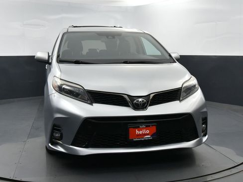 Used 2019 Toyota Sienna SE image 3