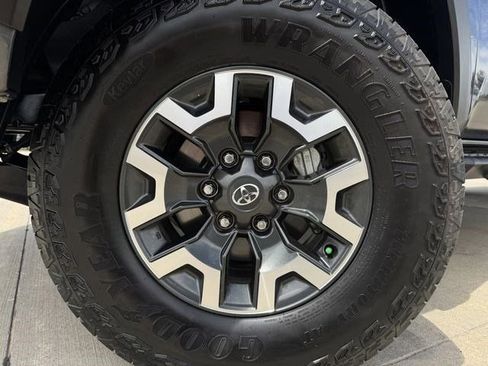 Used 2023 Toyota Tacoma TRD Off-Road w/ Technology Package AWD/4WD image 9