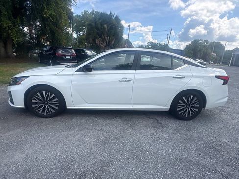 Used 2025 Nissan Altima 2.5 SV FWD image 2