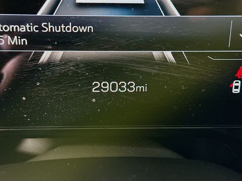 Used 2025 GMC Yukon XL Denali RWD image 16
