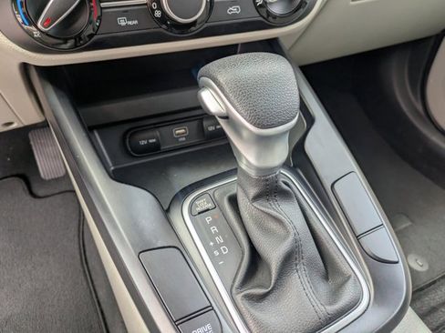 Used 2025 Kia Soul LX w/ LX Technology Package FWD image 12