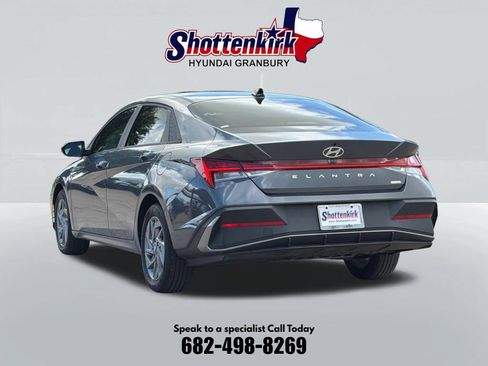 Used 2025 Hyundai Elantra Hybrid FWD image 8