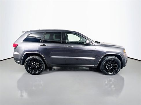 Used 2017 Jeep Grand Cherokee Altitude image 8