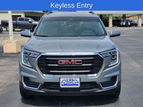 Used 2024 GMC Terrain SLE w/ Driver Convenience Package image 2
