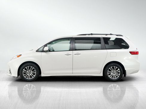 Used 2020 Toyota Sienna XLE Premium w/ Carpet Mat Package FWD image 2