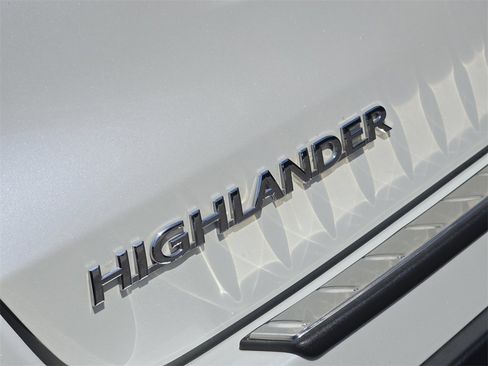 Used 2018 Toyota Highlander Limited w/ Protection Package #3 image 12