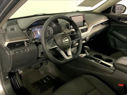 Used 2025 Nissan Altima 2.5 SV image 14