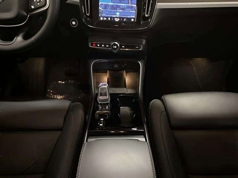 Used 2025 Volvo XC40 B5 Plus image 12