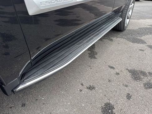 Used 2020 Cadillac Escalade Premium Luxury image 17