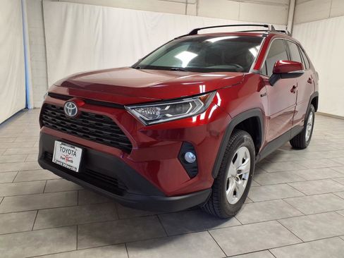 Used 2021 Toyota RAV4 XLE w/ Convenience Package image 3