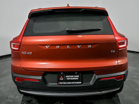 Used 2019 Volvo XC40 T4 Momentum image 10