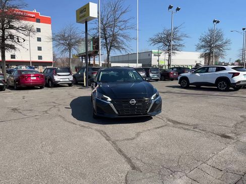 Used 2025 Nissan Altima 2.5 SV image 16