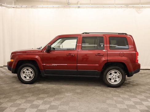 Used 2017 Jeep Patriot Sport w/ Power Value Group FWD image 2