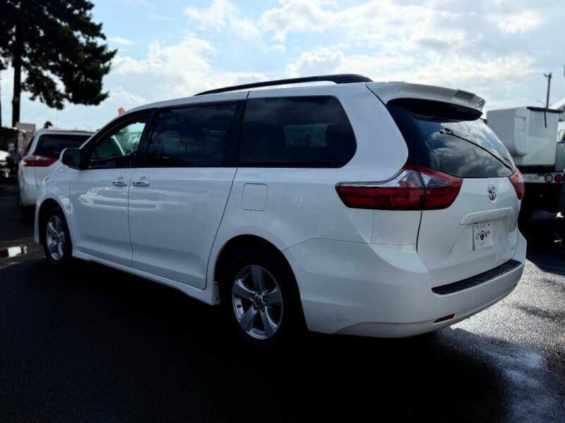 Used 2018 Toyota Sienna LE FWD image 6