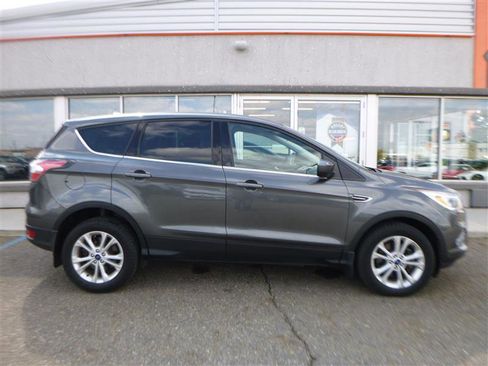Used 2017 Ford Escape SE w/ SE Cold Weather Package AWD/4WD image 4