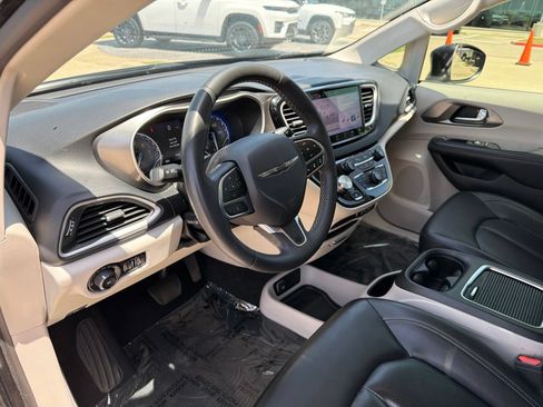 Used 2023 Chrysler Pacifica Touring-L FWD image 10