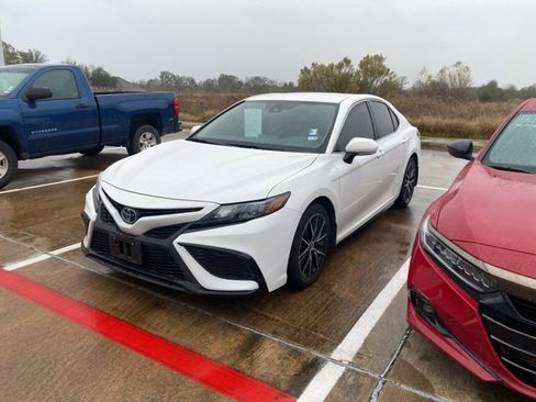 Used 2023 Toyota Camry SE image 1