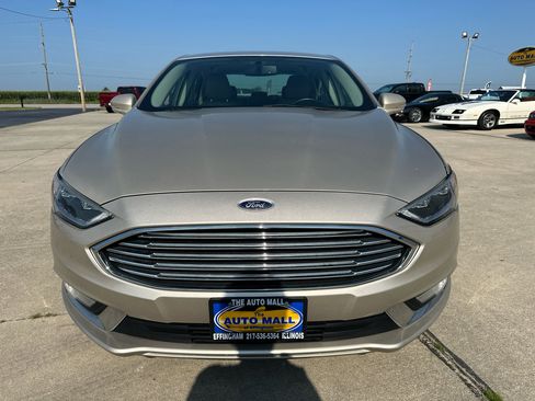 Used 2017 Ford Fusion SE w/ Fusion SE Technology Package image 2