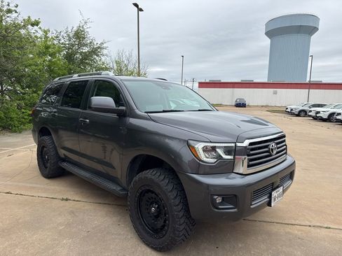 Used 2018 Toyota Sequoia SR5 image 3