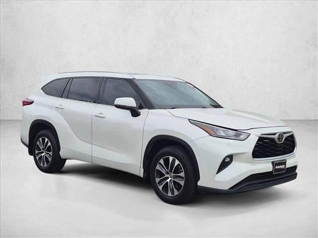 Used 2020 Toyota Highlander XLE AWD/4WD image 3