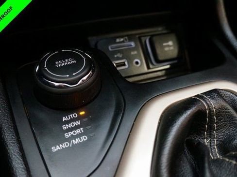 Used 2018 Jeep Cherokee Limited image 19