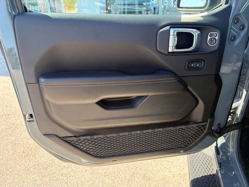Used 2025 Jeep Wrangler Unlimited Sahara AWD/4WD image 9