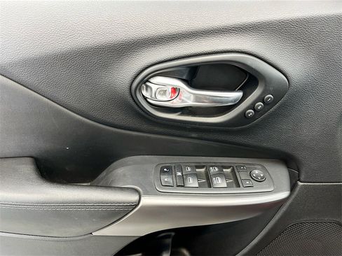 Used 2021 Jeep Cherokee Limited image 17