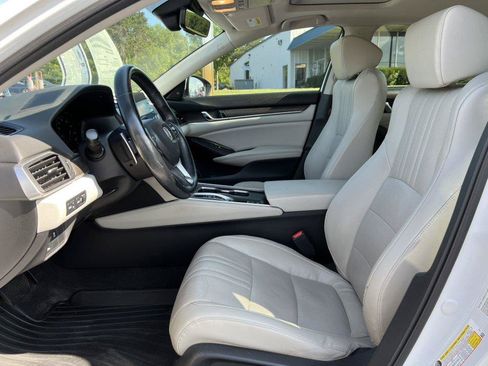 Used 2018 Honda Accord Touring image 3
