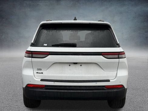 Used 2024 Jeep Grand Cherokee Altitude image 4