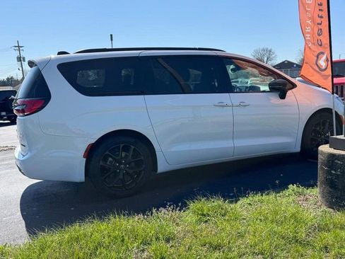 Used 2025 Chrysler Pacifica Limited image 2