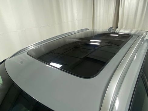 Used 2025 Volvo XC40 B5 Plus image 6