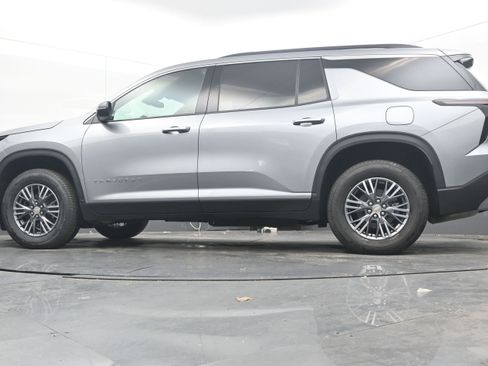 Used 2025 Chevrolet Traverse LT image 27