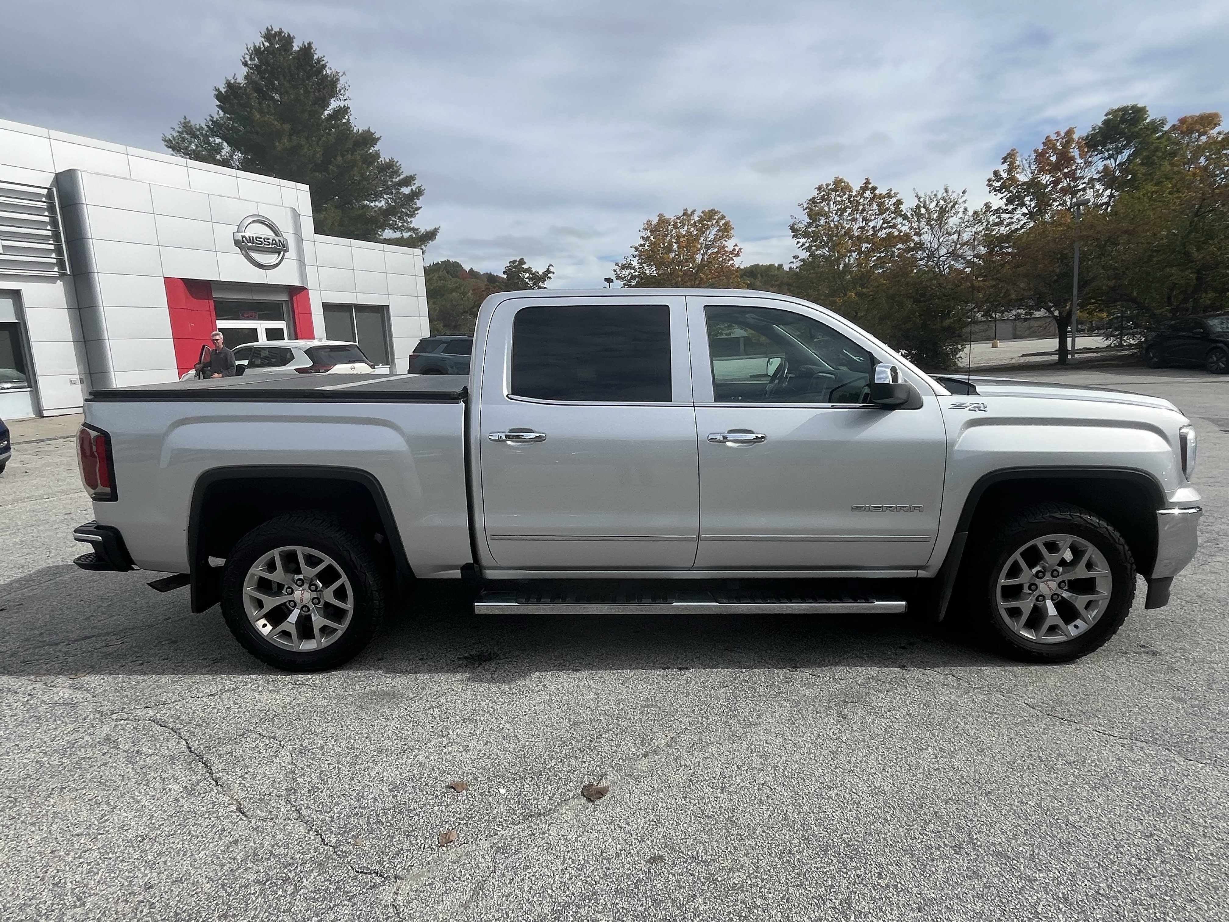 Used 2018 GMC Sierra 1500 SLT w/ SLT Premium Package AWD/4WD image 11