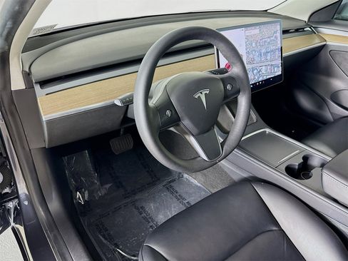 Used 2021 Tesla Model 3 Standard Range Plus image 9