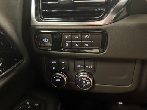 Used 2025 GMC Yukon XL Denali AWD/4WD image 22