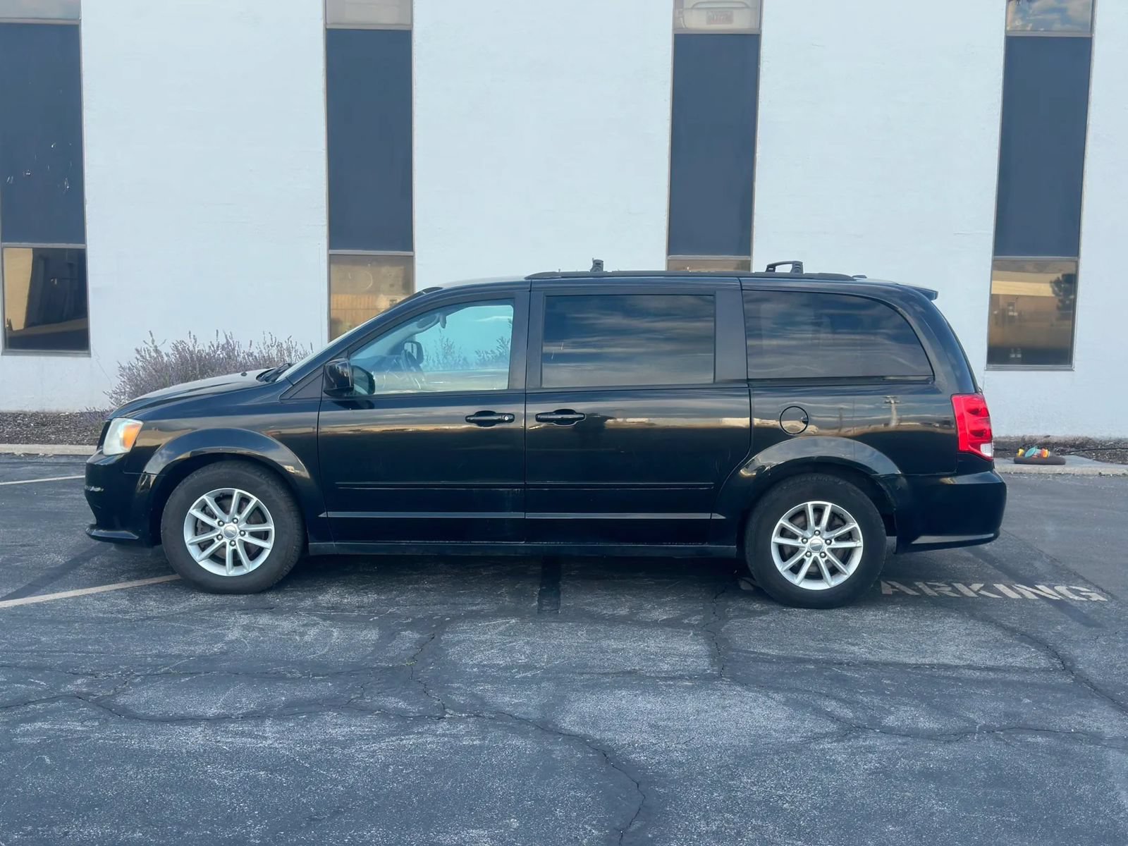Used 2013 Dodge Grand Caravan SXT w/ Rear Park Assist Pkg FWD image 2