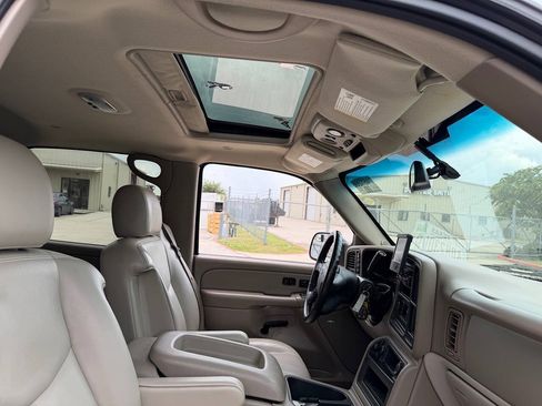 Used 2005 Chevrolet Avalanche 2500 w/ Preferred Equipment Group AWD/4WD image 3