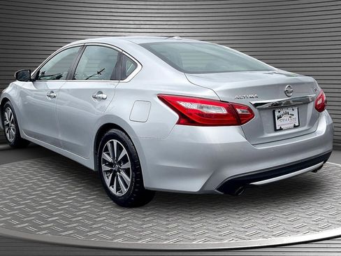 Used 2017 Nissan Altima 2.5 SV w/ Convenience Package FWD image 4