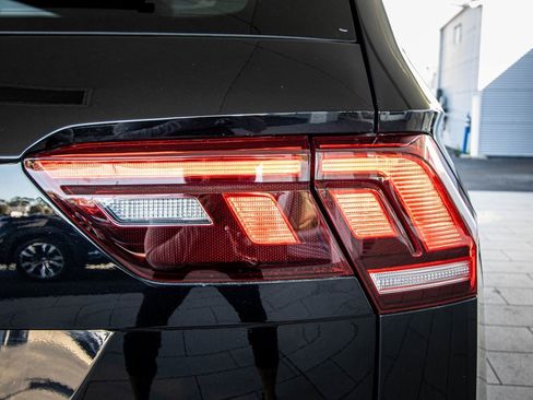 Certified 2022 Volkswagen Tiguan SE R-Line image 18