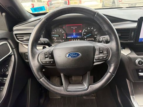 Used 2020 Ford Explorer XLT w/ Equipment Group 202A AWD/4WD image 15