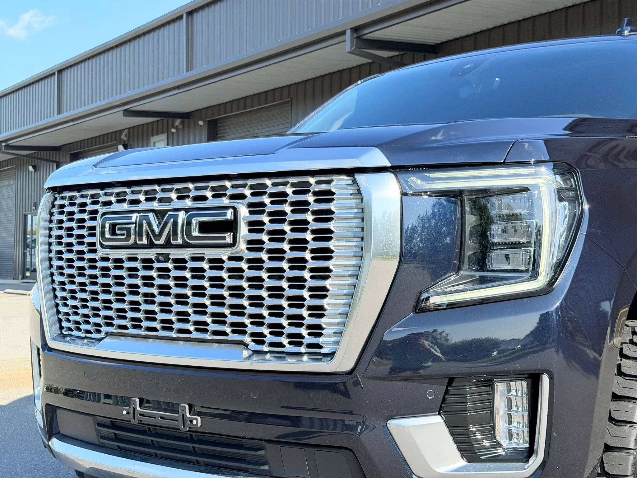 Used 2021 GMC Yukon Denali w/ Denali Premium Package AWD/4WD image 11