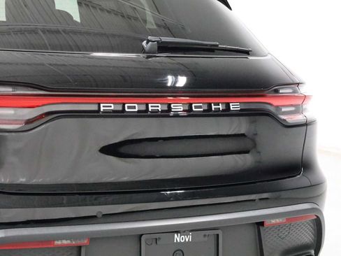 Certified 2026 Porsche Macan AWD/4WD image 8
